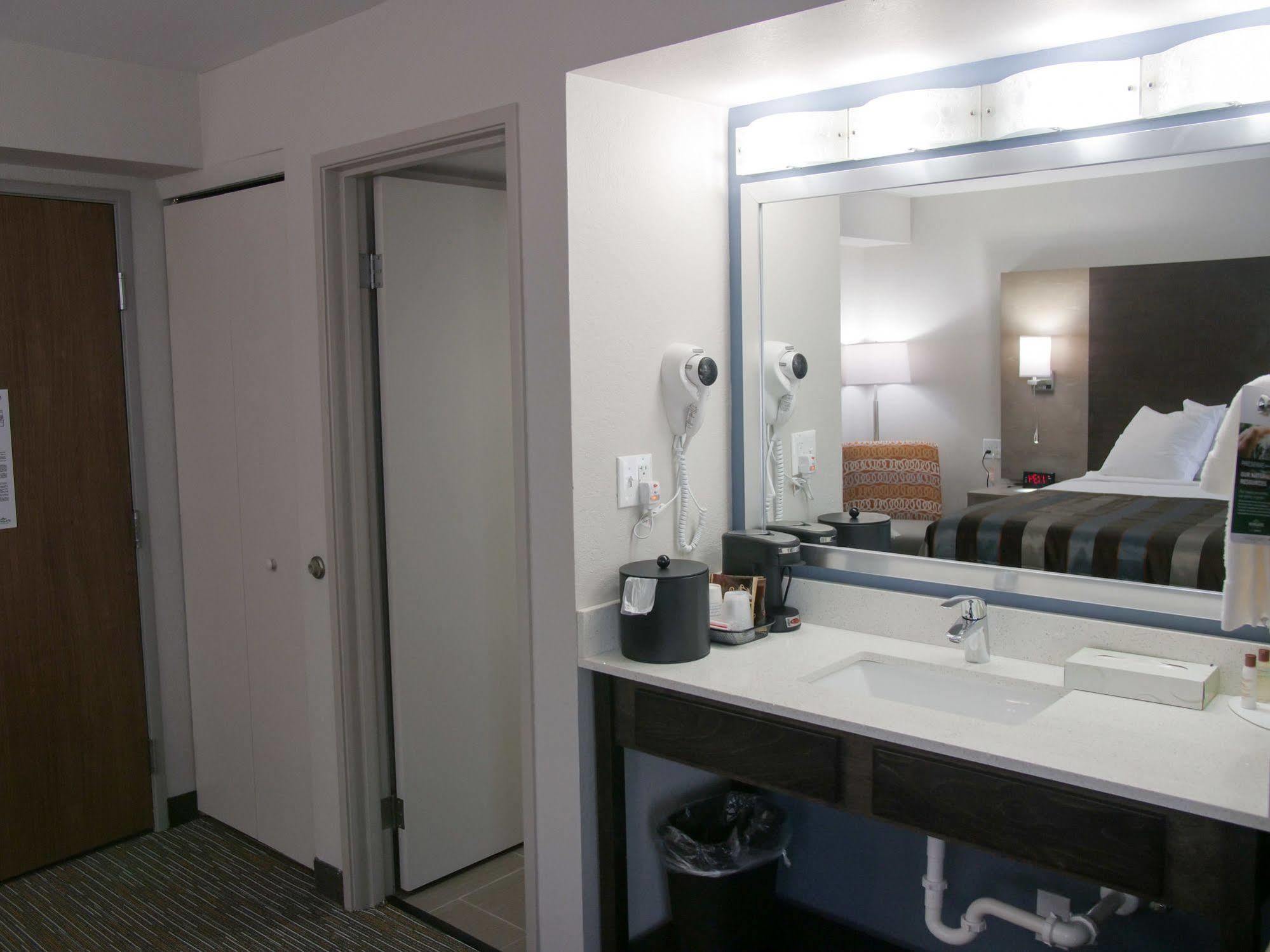 Wingate By Wyndham Airport Expo Center